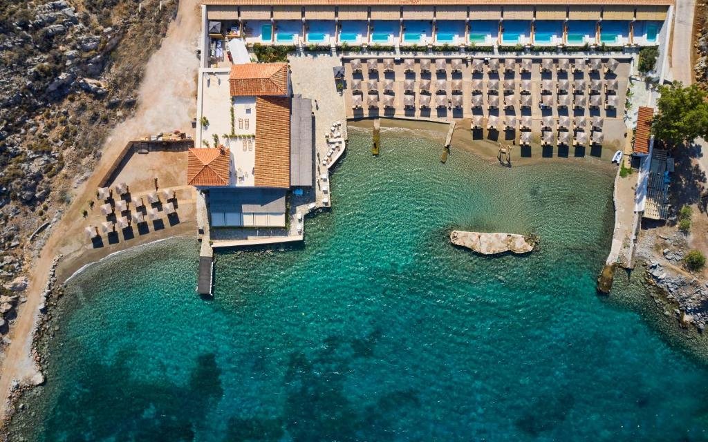 Mandraki Beach